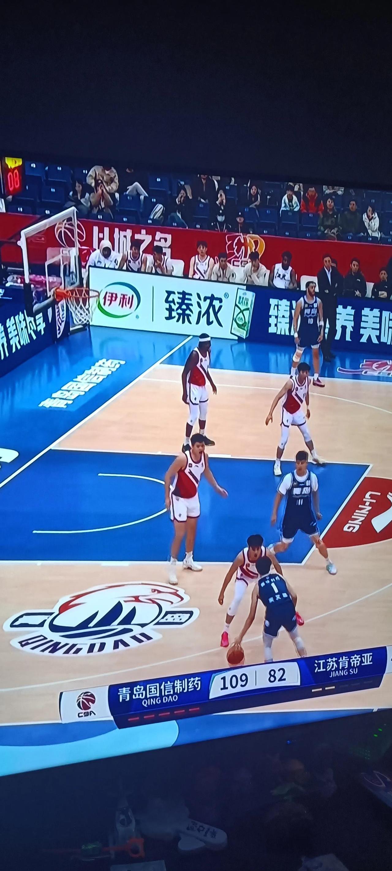青岛队三分球命中率高，主场获胜