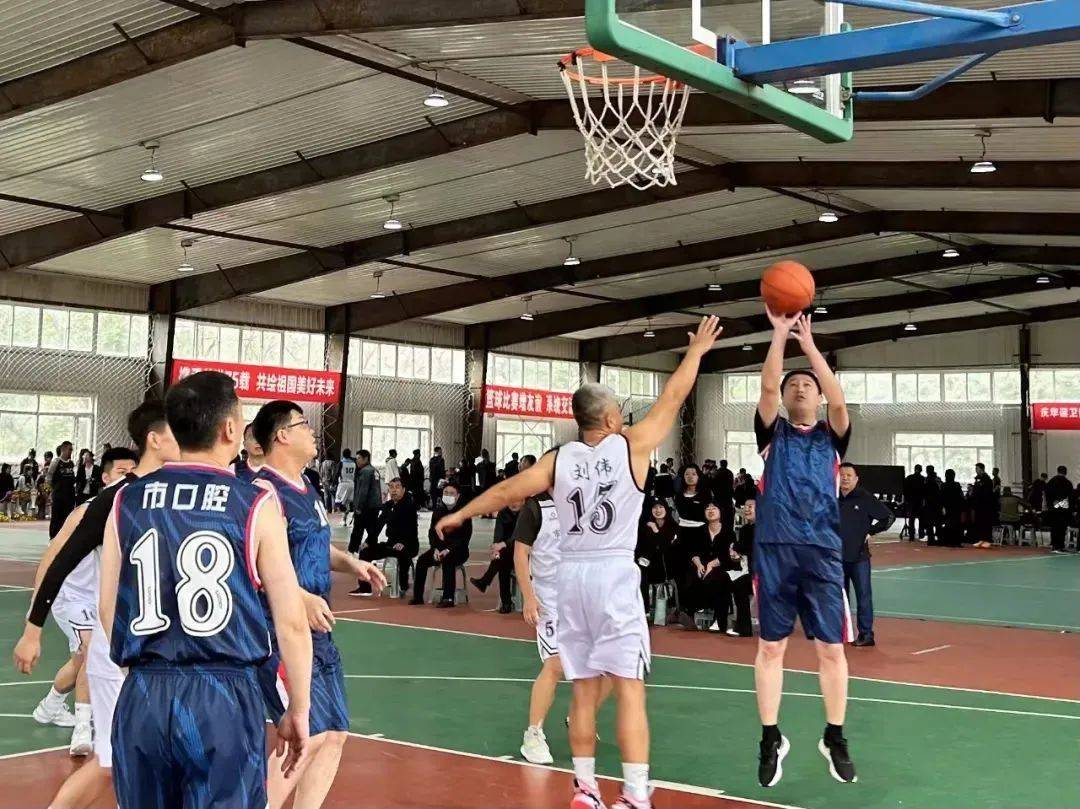 球场上上演的篮球盛宴让人目不暇接的简单介绍