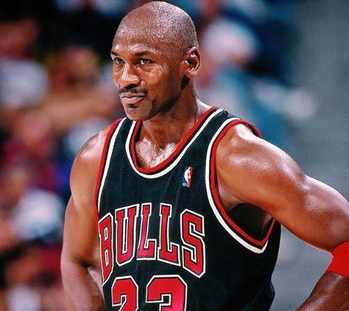 公牛队中锋因伤下场,战术调整方案突然决定 公牛队中锋因伤下场,战术调整方案突然决定