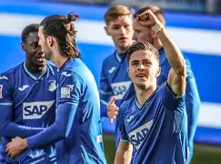 霍芬海姆狂热粉丝胜利欢歌围绕