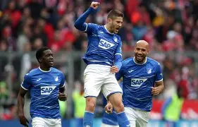 霍芬海姆狂热粉丝胜利欢歌围绕