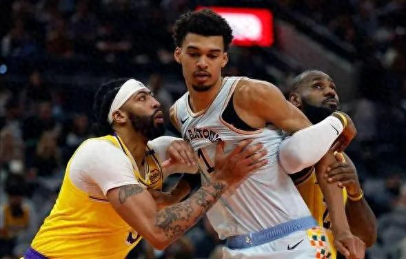 湖人击败马刺,展现强大实力 湖人击败马刺,展现强大实力