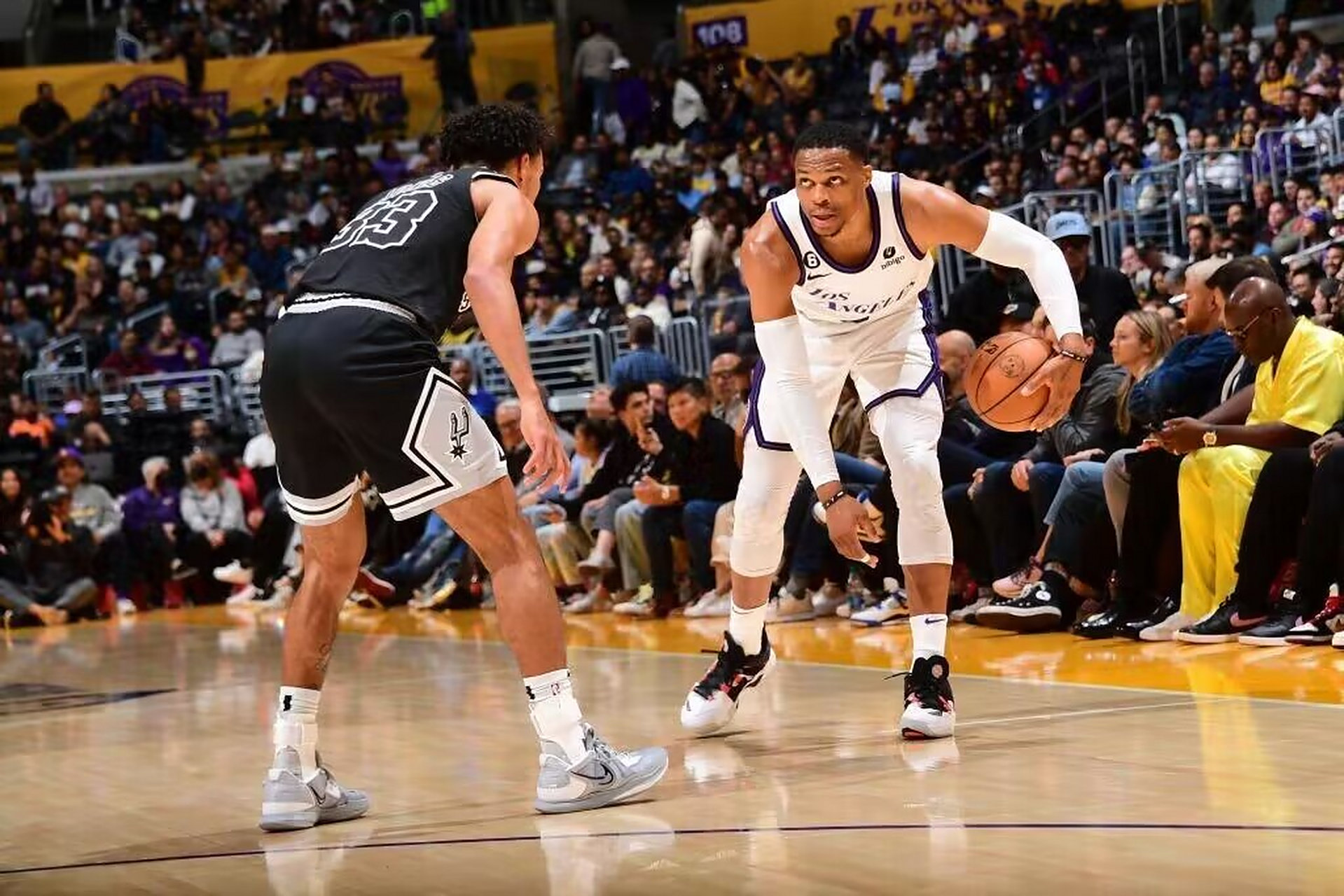 湖人击败马刺,展现强大实力 湖人击败马刺,展现强大实力