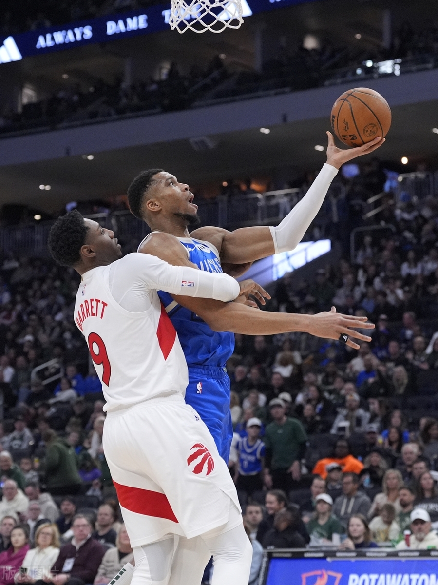 雄鹿客场击败猛龙，字母哥砍下30+10