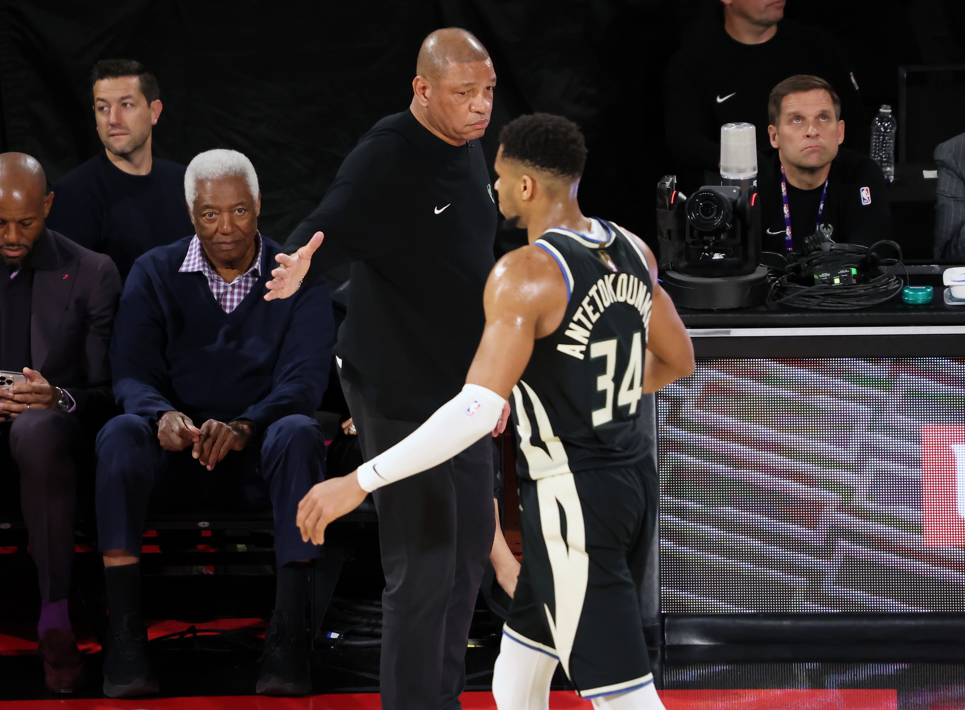 包含雄鹿大胜老鹰,字母哥独揽25分的词条 包含雄鹿大胜老鹰,字母哥独揽25分的词条