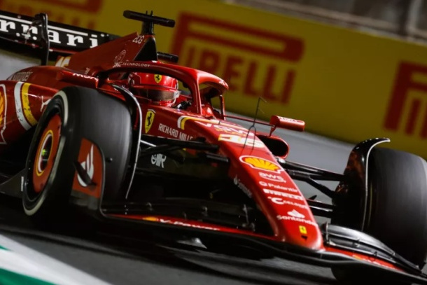 包含梅赛德斯轻取阿斯顿马丁，塞恩斯统治全场的词条